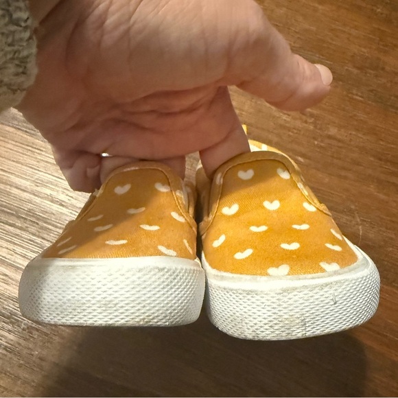 TULA Toddler Girl Slip On Canvas Shoes, Yellow with White Hearts, size 5 - Picture 5 of 7